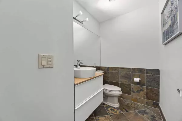 16 Stradwick WAY SW, Calgary, AB T3H 1G9