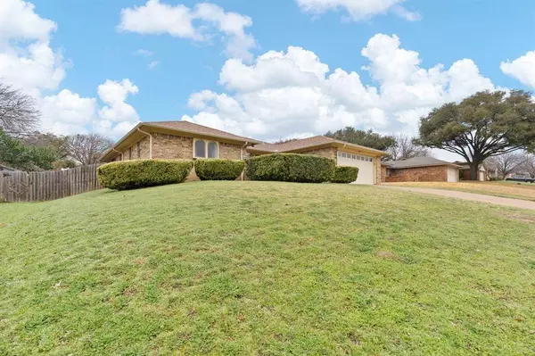 233 Lansford Drive, Benbrook, TX 76126