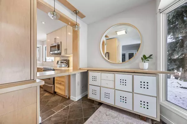 16 Stradwick WAY SW, Calgary, AB T3H 1G9