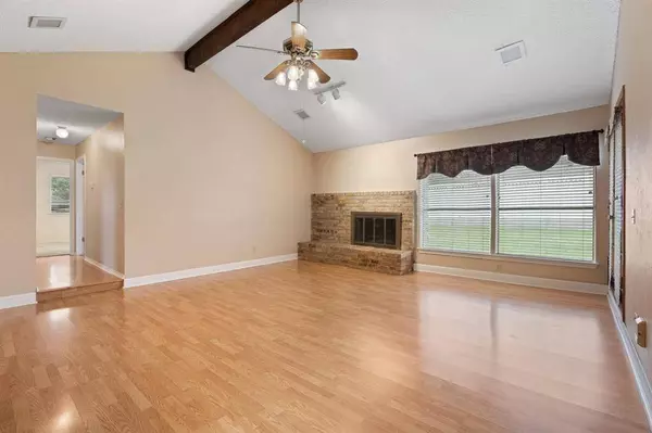 233 Lansford Drive, Benbrook, TX 76126