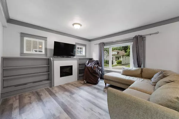 1300 Henry Avenue, Des Plaines, IL 60016