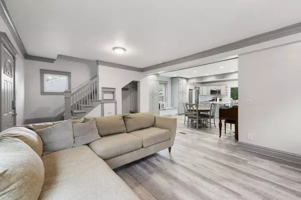 1300 Henry Avenue, Des Plaines, IL 60016