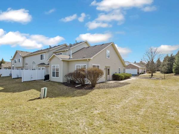 26 Rolling Oaks RD, Sugar Grove, IL 60554