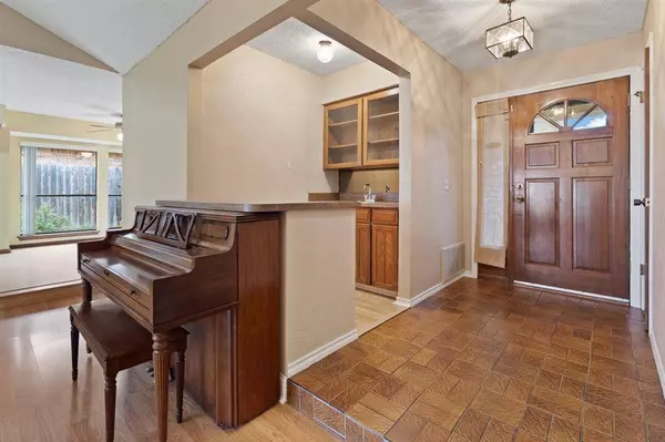 233 Lansford Drive, Benbrook, TX 76126