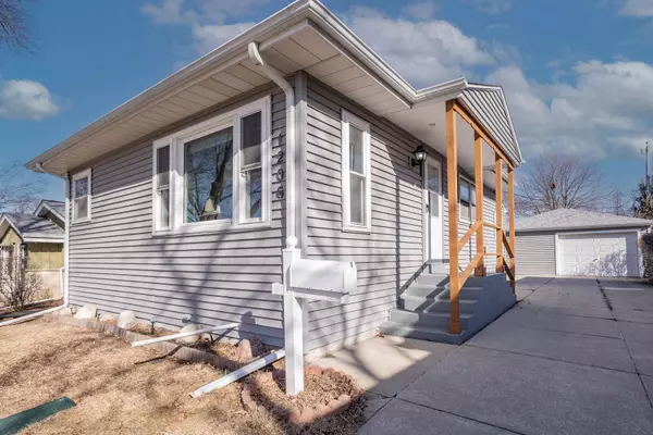 1206 S 88th St, West Allis, WI 53214