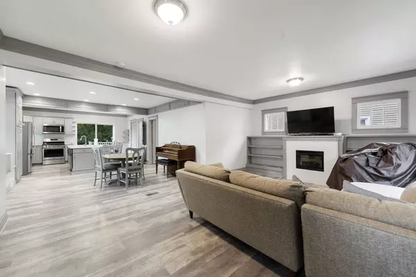 1300 Henry Avenue, Des Plaines, IL 60016