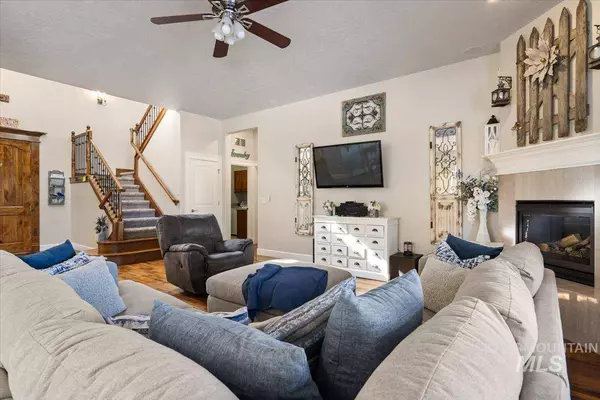 4214 Prickly Pear Dr, Eagle, ID 83616