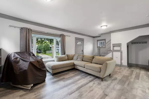 1300 Henry Avenue, Des Plaines, IL 60016