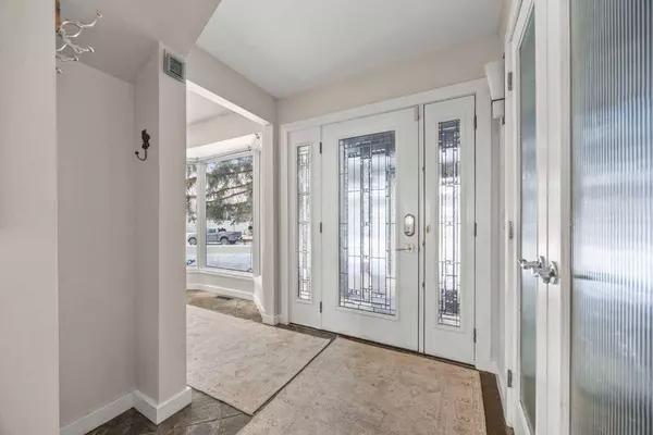 16 Stradwick WAY SW, Calgary, AB T3H 1G9