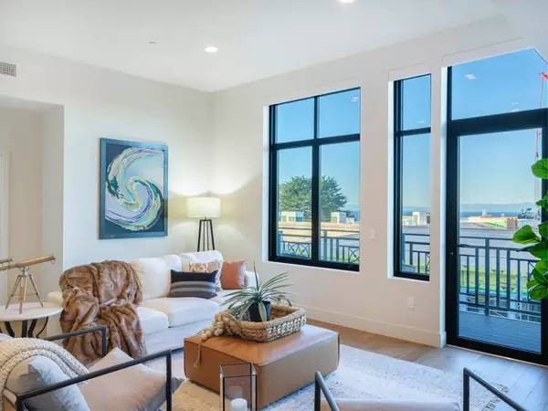 542 Lighthouse Ave #301, Pacific Grove, CA 93950-2745