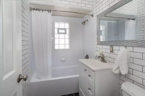 1206 S 88th St, West Allis, WI 53214