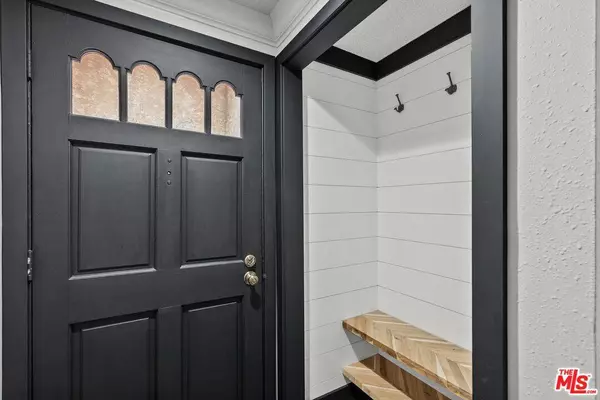 22038 Vanowen St #208, Woodland Hills, CA 91303