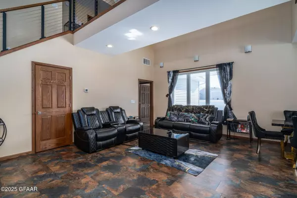 5565 MADISON CIR, Grand Forks, ND 58201