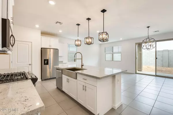 16036 W DESERT HOLLOW Drive, Surprise, AZ 85387