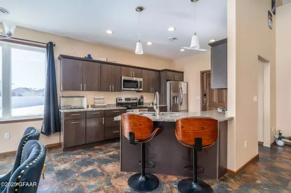 5565 MADISON CIR, Grand Forks, ND 58201