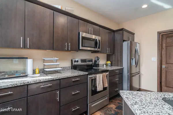 5565 MADISON CIR, Grand Forks, ND 58201