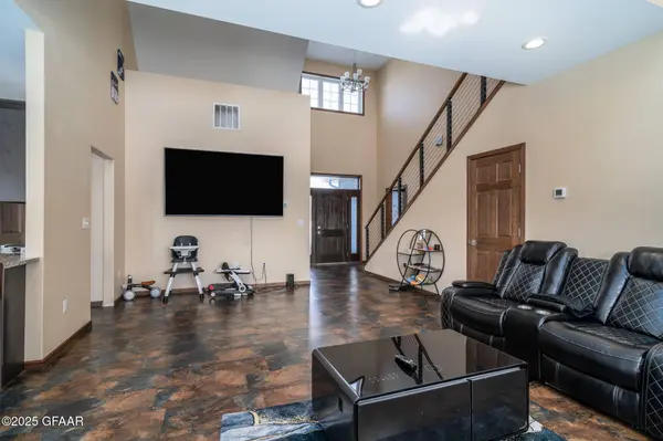 5565 MADISON CIR, Grand Forks, ND 58201