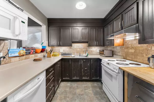 2018 Cottonwood Cres SE, Calgary, AB T2B 1R1