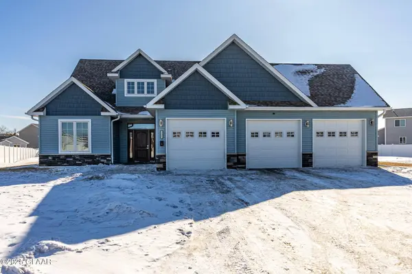 5565 MADISON CIR, Grand Forks, ND 58201