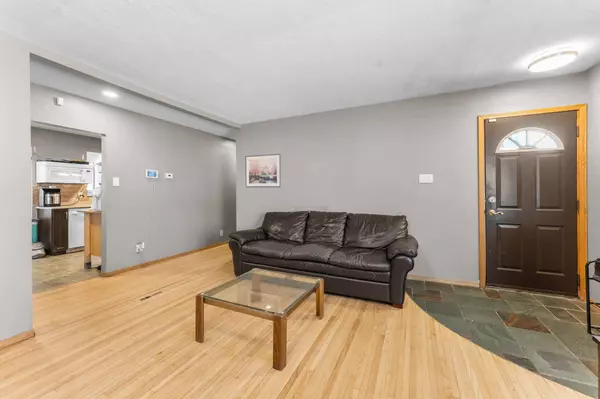 2018 Cottonwood Cres SE, Calgary, AB T2B 1R1