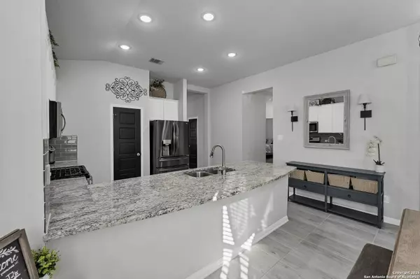 11726 TROUBADOUR TRL, San Antonio, TX 78245-2068