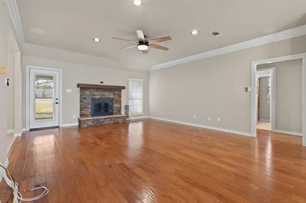 1302 Bus Route 1187, Crowley, TX 76036