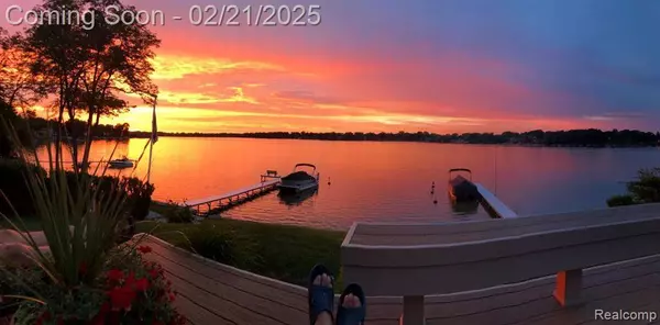 4474 Cass Elizabeth Road, Waterford, MI 48328