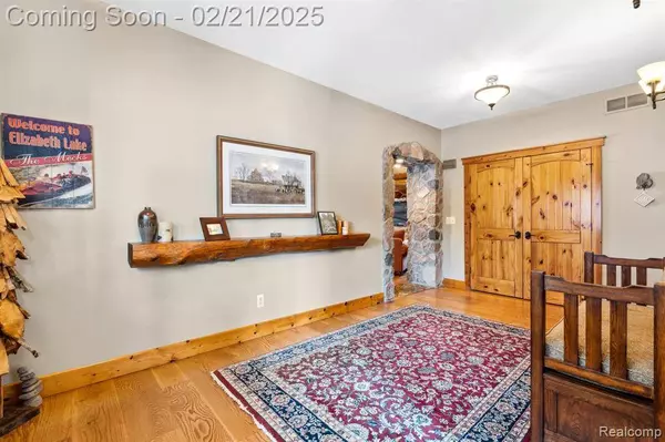 4474 Cass Elizabeth Road, Waterford, MI 48328