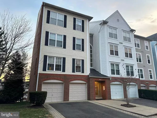 245 S PICKETT ST #202, Alexandria, VA 22304