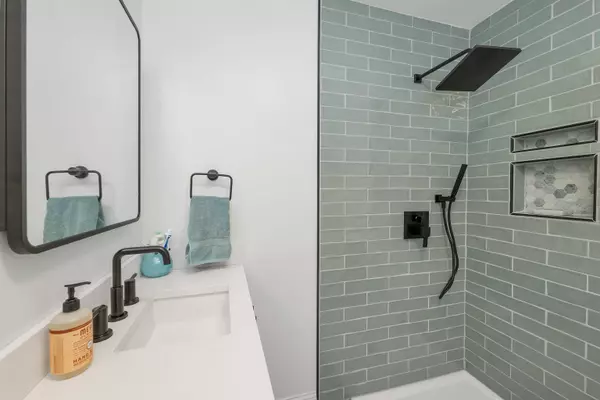 556 Winona RD, New Hampton, NH 03256