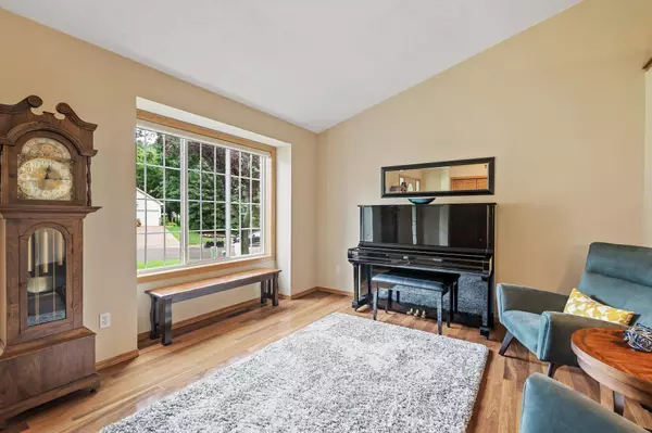 8010 Woodhill DR, Rockford, MN 55373