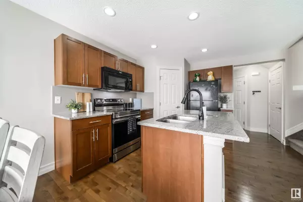 16112 10 AV SW, Edmonton, AB T6W 2G9