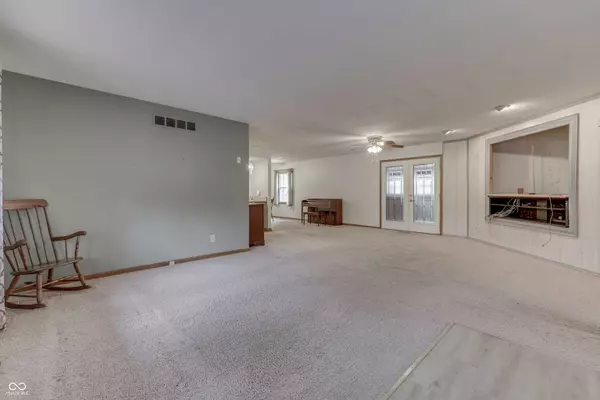 3694 Creekwood DR, Greenwood, IN 46142