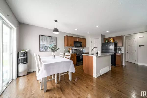 16112 10 AV SW, Edmonton, AB T6W 2G9