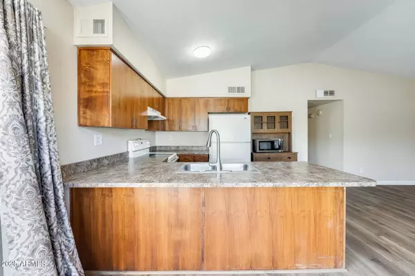 828 W LAGUNA Drive, Tempe, AZ 85282