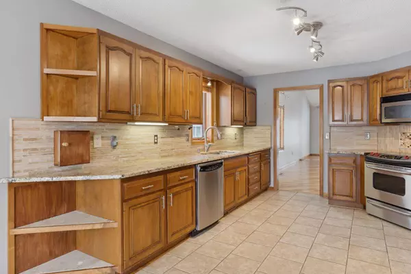 4130 Upland LN N, Plymouth, MN 55446