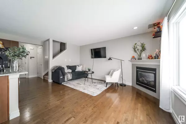 16112 10 AV SW, Edmonton, AB T6W 2G9