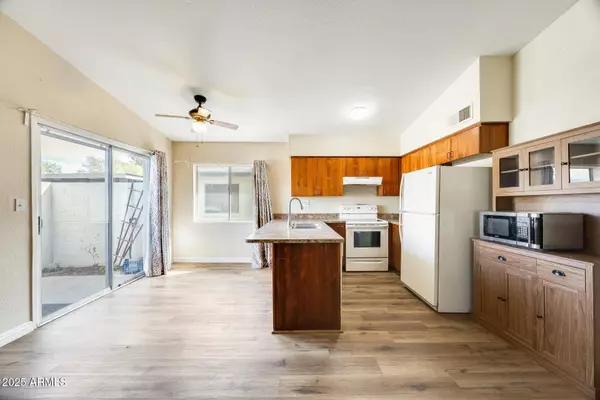 828 W LAGUNA Drive, Tempe, AZ 85282