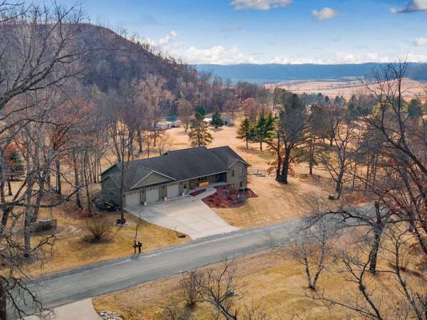 8675 Golfview Dr, Mound Prairie, WI 55943