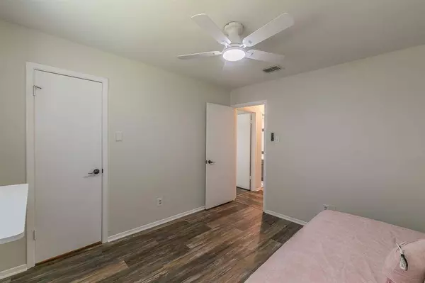 2960 Woodbridge Drive, Bedford, TX 76021