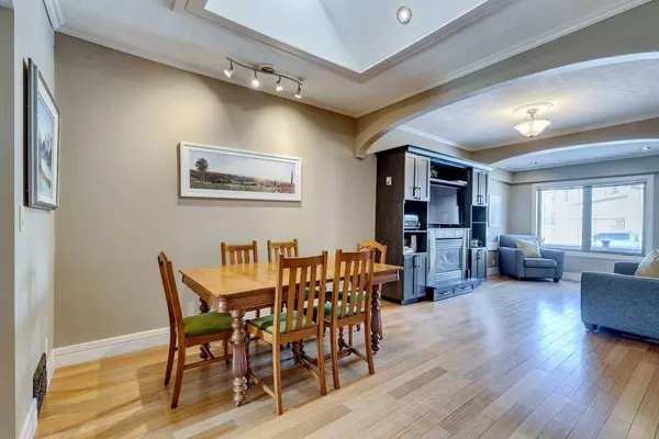 2105 Westmount RD NW, Calgary, AB T2N3N3