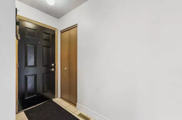 4536 Vegas RD NW, Calgary, AB T3A 0N1