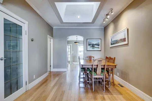 2105 Westmount RD NW, Calgary, AB T2N3N3