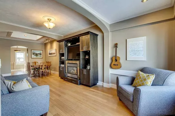 2105 Westmount RD NW, Calgary, AB T2N3N3