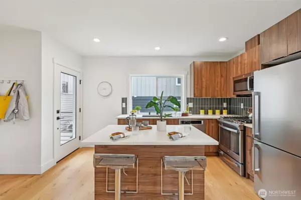 7118 18th AVE SW, Seattle, WA 98106