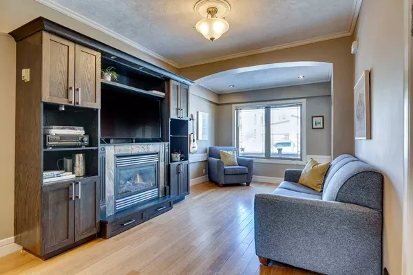 2105 Westmount RD NW, Calgary, AB T2N3N3