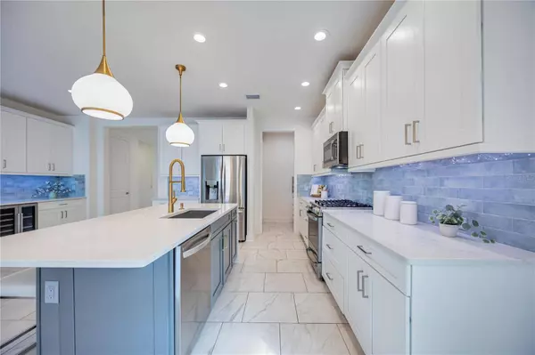 10180 CANAVERAL CIR, Sarasota, FL 34241