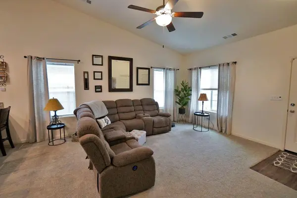 2012 N Edison ST, Visalia, CA 93292