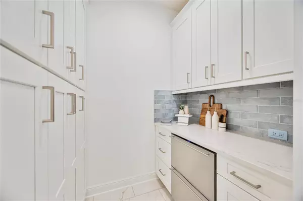 10180 CANAVERAL CIR, Sarasota, FL 34241