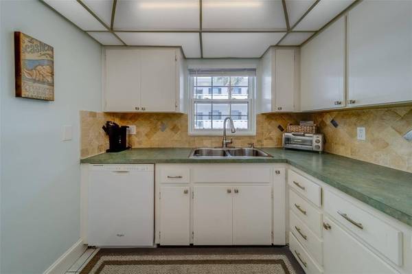 131 BLUFF VIEW DR #208, Belleair Bluffs, FL 33770